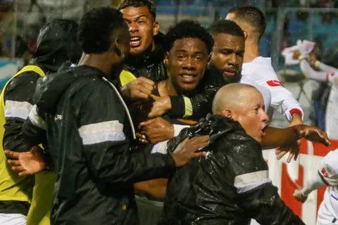 Una joya en medio de la polémica: Un golazo de la nueva perla del futbol de Honduras definió el Clásico de Olimpia vs Motagua