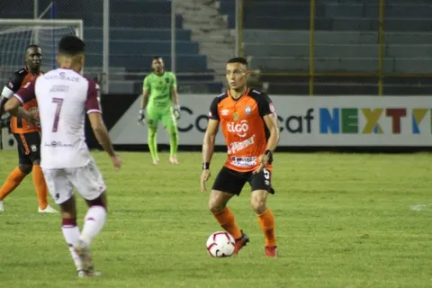 Águila vendió cara su eliminación ante Saprissa