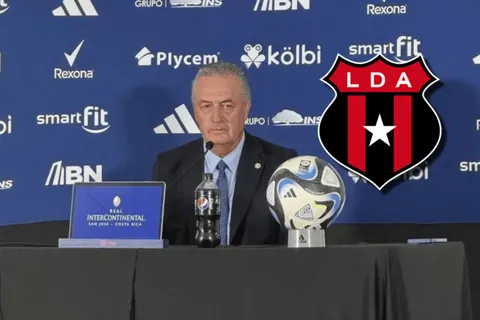 Aficionados liguistas enojados con Gustavo Alfaro. (Foto: Costa Rica)