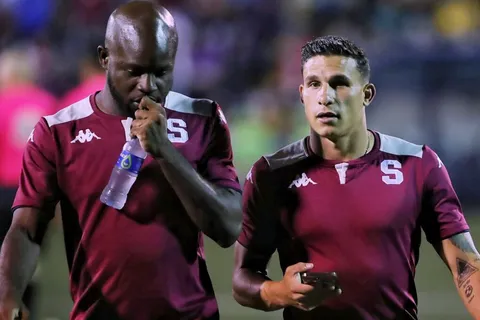 javon east y luis paradela en saprissa.