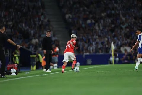 Chelsea y otros cuatro clubes seguirían a Prestianni; Benfica buscaría renovarlo