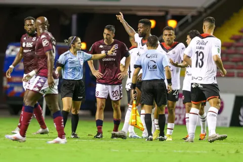 Mariano Torres suspendido por agredir a un árbitro.