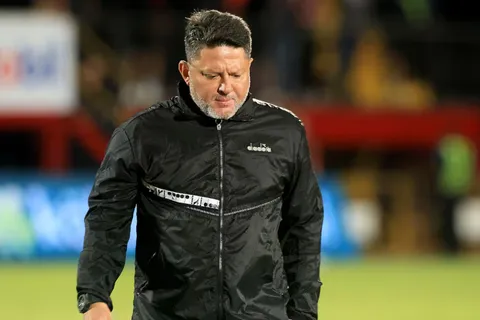 Jafet Soto recibe un revés por parte de Alajuelense.