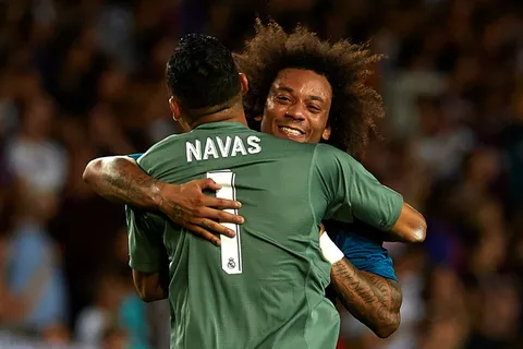 Keylor Navas y Marcelo se abrazan.