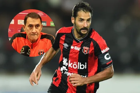 Celso Borges con la camiseta de Alajuelense.