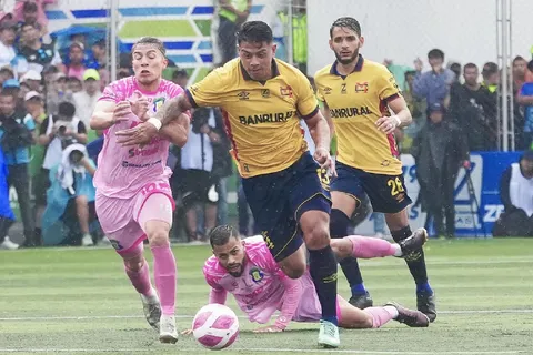 Empate accidentado entre Mixco y Municipal en la ida de la final de Guatemala (Video)