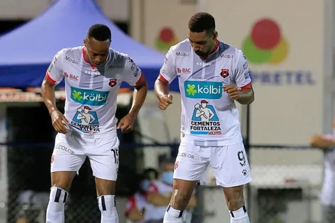 Marcel Hernández hace historia en la goleada de Alajuelense