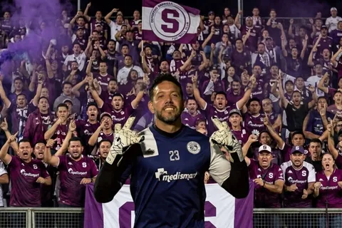 Leonel Moreira hace estallar a la afición de Saprissa.