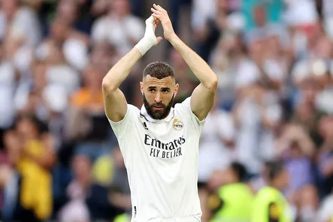 Karim Benzema firma contratos con su nuevo club