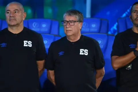 Al hospital: Preocupación del Bolillo y El Salvador por la lesión de uno de sus jugadores