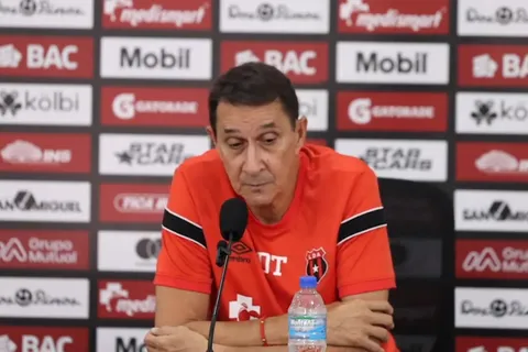 Alexandre Guimaraes quiere reforzar un puesto en Alajuelense.