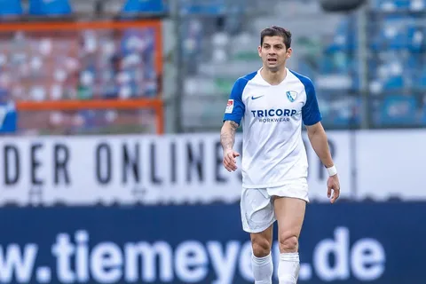 El VfL Bochum de Cristian Gamboa reanudó el fútbol con una victoria