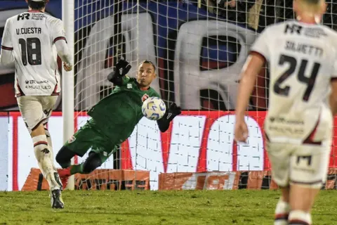 Keylor Navas mega figura en Newell's.