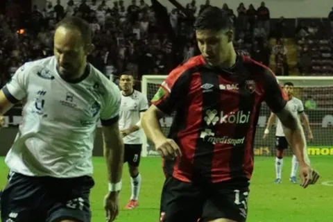 Alajuelense y Cartaginés se ponen de acuerdo. (Foto: FUTV)