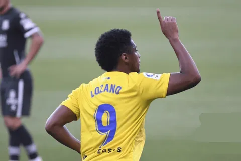 Lozano fue titular en la derrota del Cádiz y peligra el ascenso