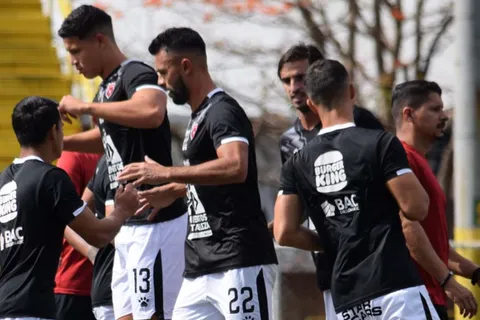 Un ex Alajuelense sorprendió con su decisión.