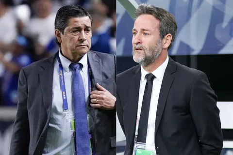 Frente a las cámaras: Luis Fernando Tena se planta contra Thomas Christiansen tras la derrota de Guatemala ante Panamá.