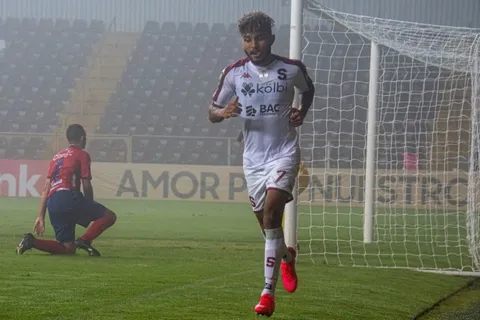 Saprissa goleó a Municipal con póker de Johan Venegas y sigue en la defensa del título