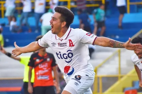 Fito Zelaya calienta la previa del partido entre Alianza y Águila