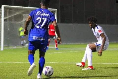 Olimpia derrotó al Árabe Unido y puso pie y medio en la siguiente ronda de la Copa Premier