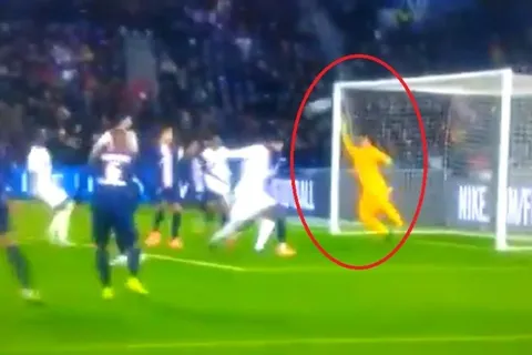 Keylor Navas salvó con los dedos un gol casi inevitable contra PSG