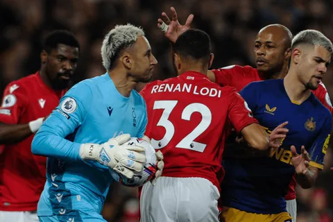 Keylor Navas resistió hasta donde pudo y Nottingham Forest perdió 2-1 ante Newcastle (VIDEO)