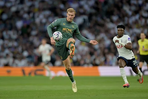 Liverpool apunta a Jarrad Branthwaite como relevo de Van Dijk, pero Everton complica el fichaje