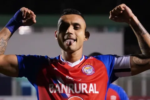 Mientras Luis Fernando Tena lo mantiene al margen, Jorge Aparicio recibe apoyo de otro sector del futbol de Guatemala