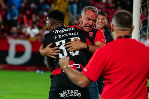 Emoción en Alajuelense: la historia no contada del abrazo entre Rashir Parkins y Joseph Joseph