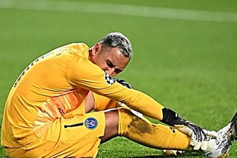 Keylor Navas tuvo que salir ante el Atalanta por lesión en el segundo tiempo