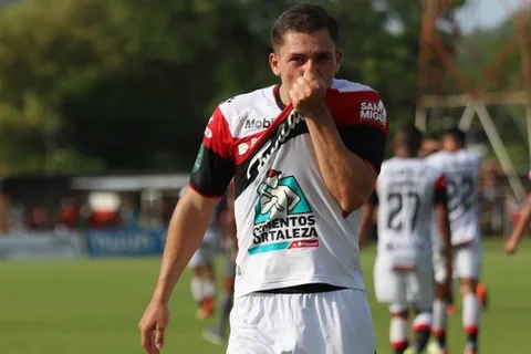 Carlos Mora no se olvida nunca de Alajuelense.