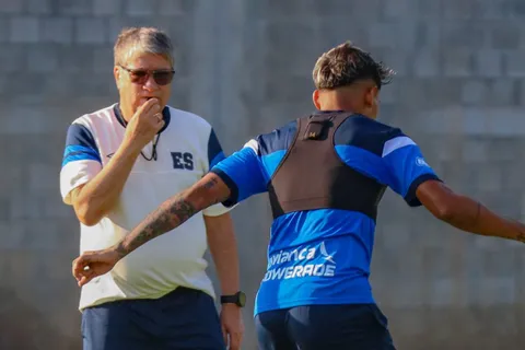 El Bolillo Gómez recibe su primera mala noticia desde que tomó el mando de la Selección de El Salvador