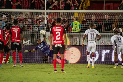 ¿Cuanto tiempo le tomaría a Alajuelense empatar a Saprissa en clásicos ganados?