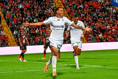 El prometedor delantero que Saprissa y Herediano se disputan como fichaje