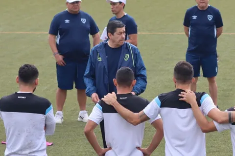 Luis Fernando Tena incorpora a otro jugador en los entrenamientos de la Selección de Guatemala