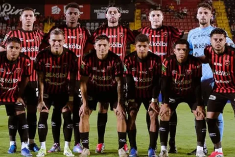 "Ruptura completa del ligamento": Alajuelense confirma la grave lesión de otra de sus figuras y Machillo Ramírez no lo puede creer