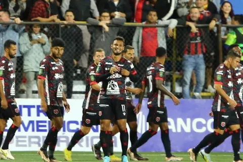 Alajuelense humilla a Herediano y despega solitario en la cima del torneo
