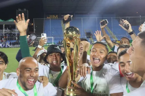 Celebración atípica: Antigua GFC tuvo que levantar la copa de una manera inesperada tras ganarle a Municipal en la final