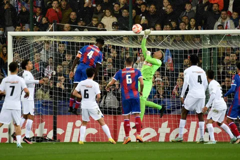 Keylor Navas respondió en su regreso a la titularidad y PSG venció 3-1 a Châteauroux en la Copa de Francia
