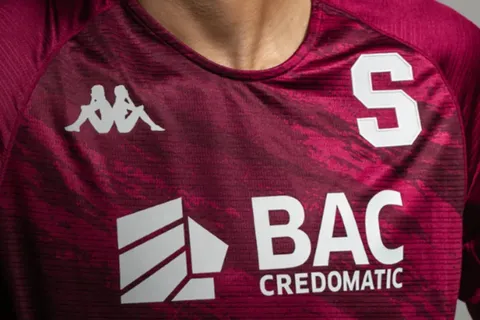 Salió cinco veces campeón con Saprissa, lo echaron de Tibás y ahora se complica su futuro lejos de Costa Rica: “Podría colapsar”