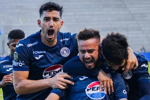 Droopy Gómez se adueña del clásico: Motagua asesta duro golpe a Olimpia