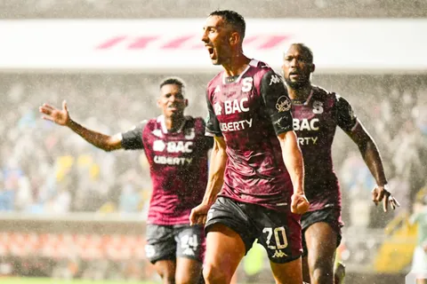"¿Qué les queda a los demás?": Mariano Torres se ríe de todos y enfurece a Alajuelense