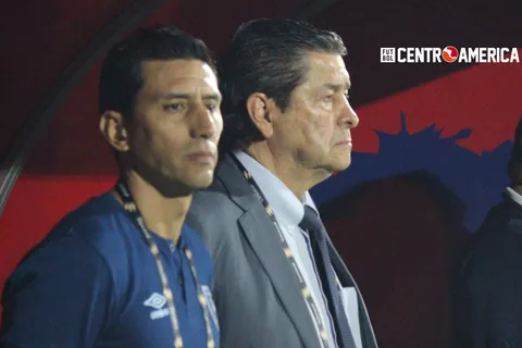 Sorpresa en Guatemala: Luis Fernando Tena ya definió al reemplazante de Marvin Cabrera y es otro DT extranjero