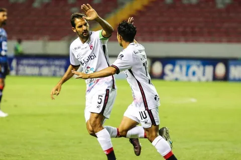 Alajuelense despertó con paliza ante Cartaginés y selló su pase a semifinales