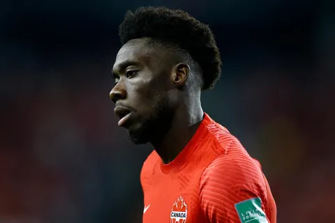Le detectan un problema de corazón a Alphonso Davies y se perdería los duelos por Eliminatorias Concacaf
