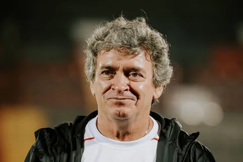 Machillo Ramírez se le adelanta Carlos Vela.