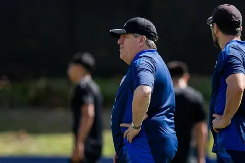 Piojo Herrera recibe una mala noticia. (Foto: FCRF)