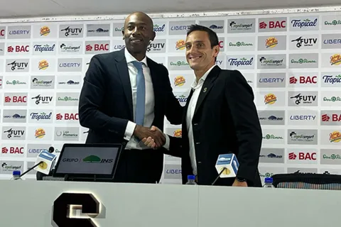 Sergio Gila sufre, Paulo Wanchope celebra.