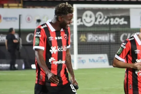 INACEPTABLE: árbitro habría calificado de “malísimo” a Freddy Góndola en medio de un partido