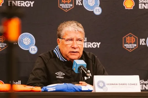 Revés al Bolillo Gómez: legionario de El Salvador se baja de la convocatoria en plena fecha FIFA
